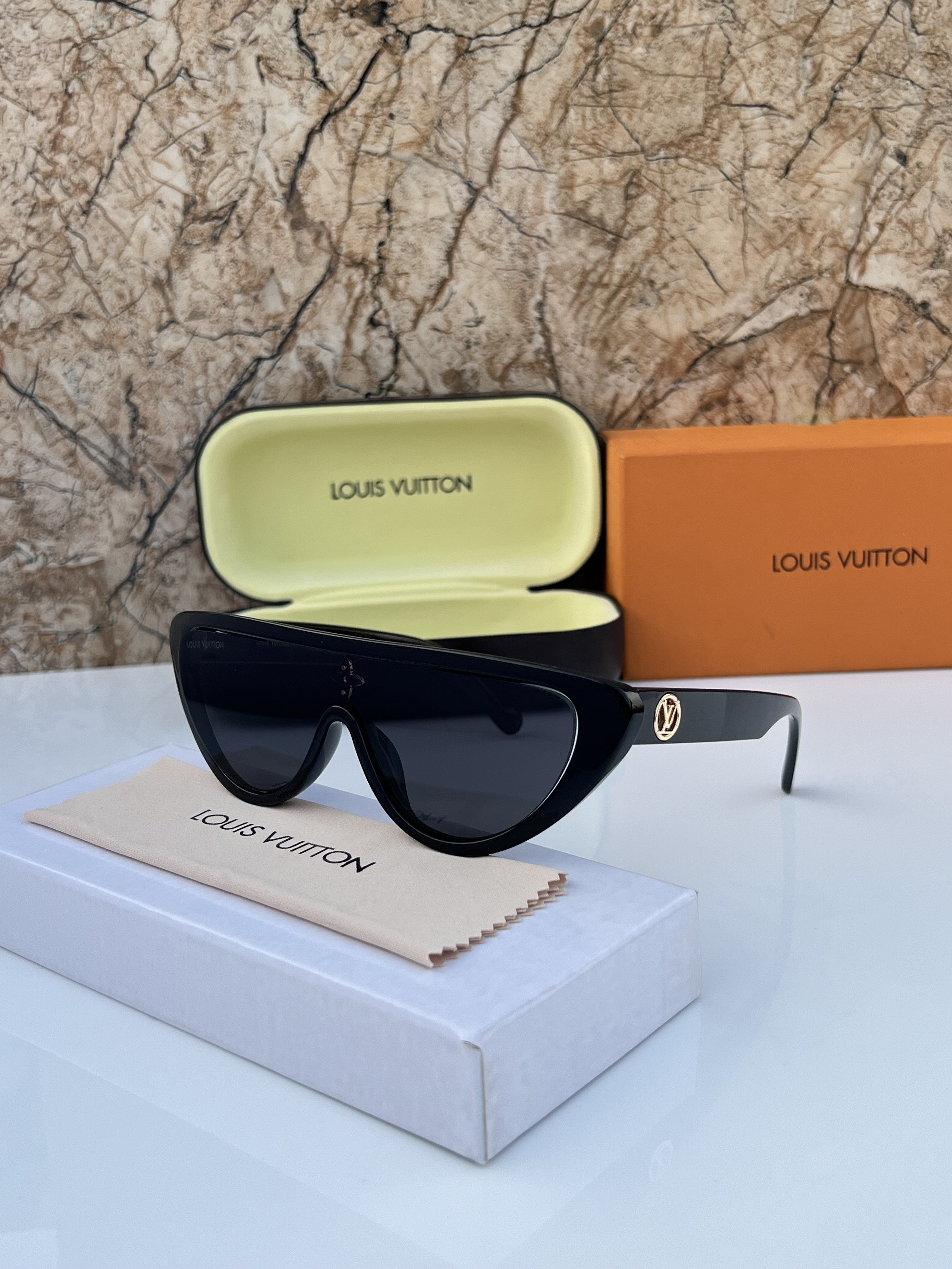 WG Lou_is_vuitt_on_2218_full_black