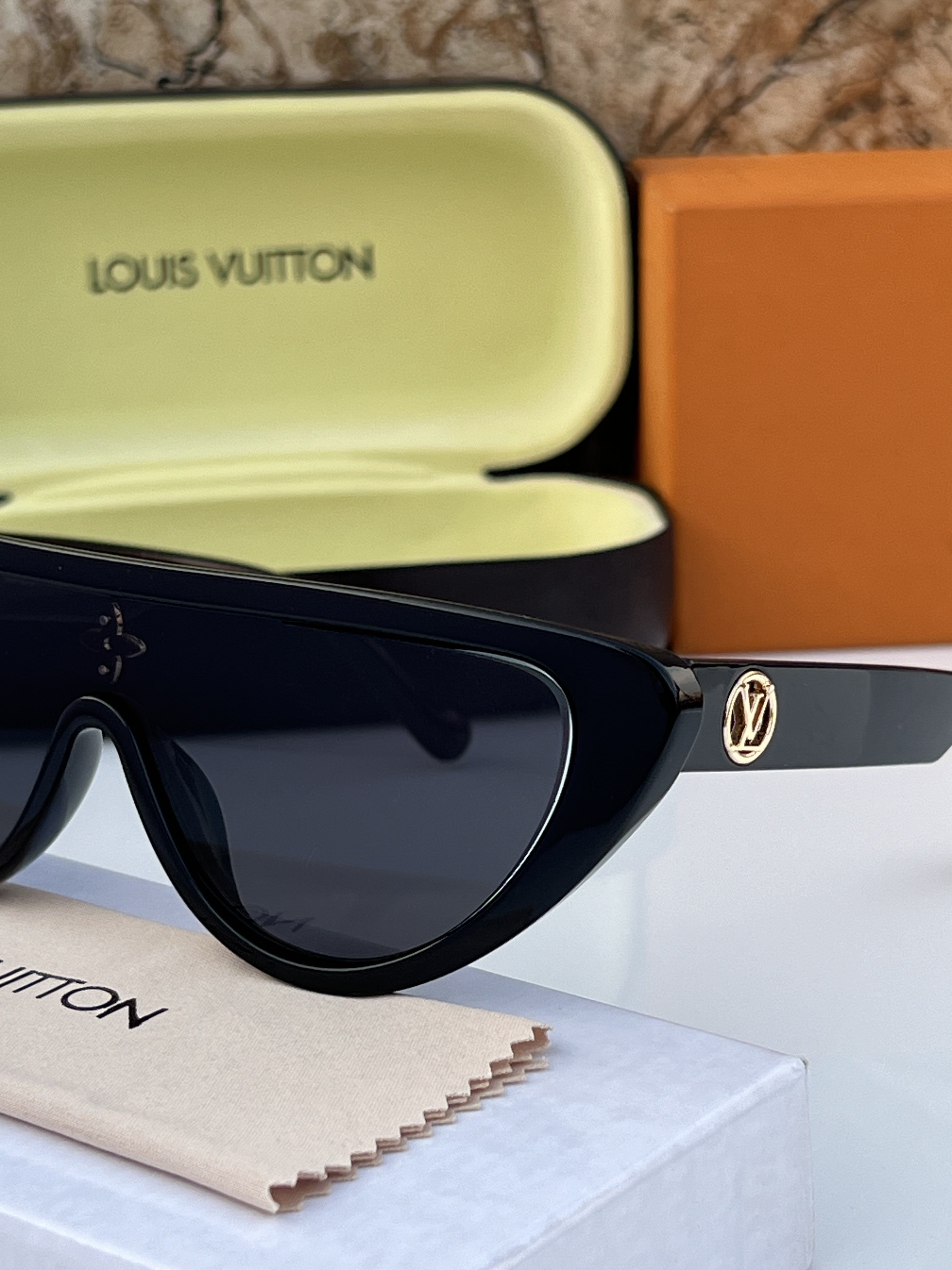 WG Lou_is_vuitt_on_2218_full_black