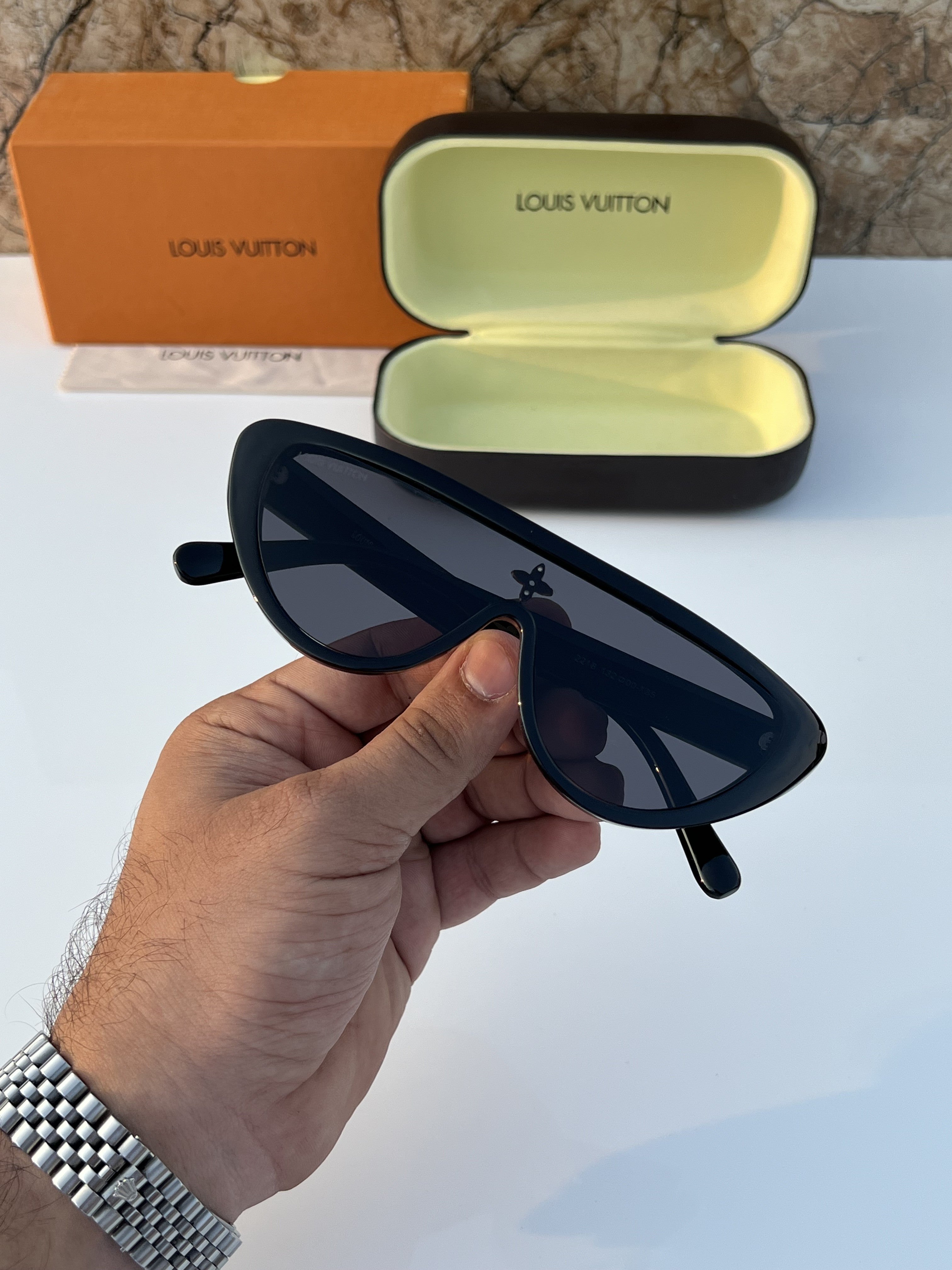 WG Lou_is_vuitt_on_2218_full_black