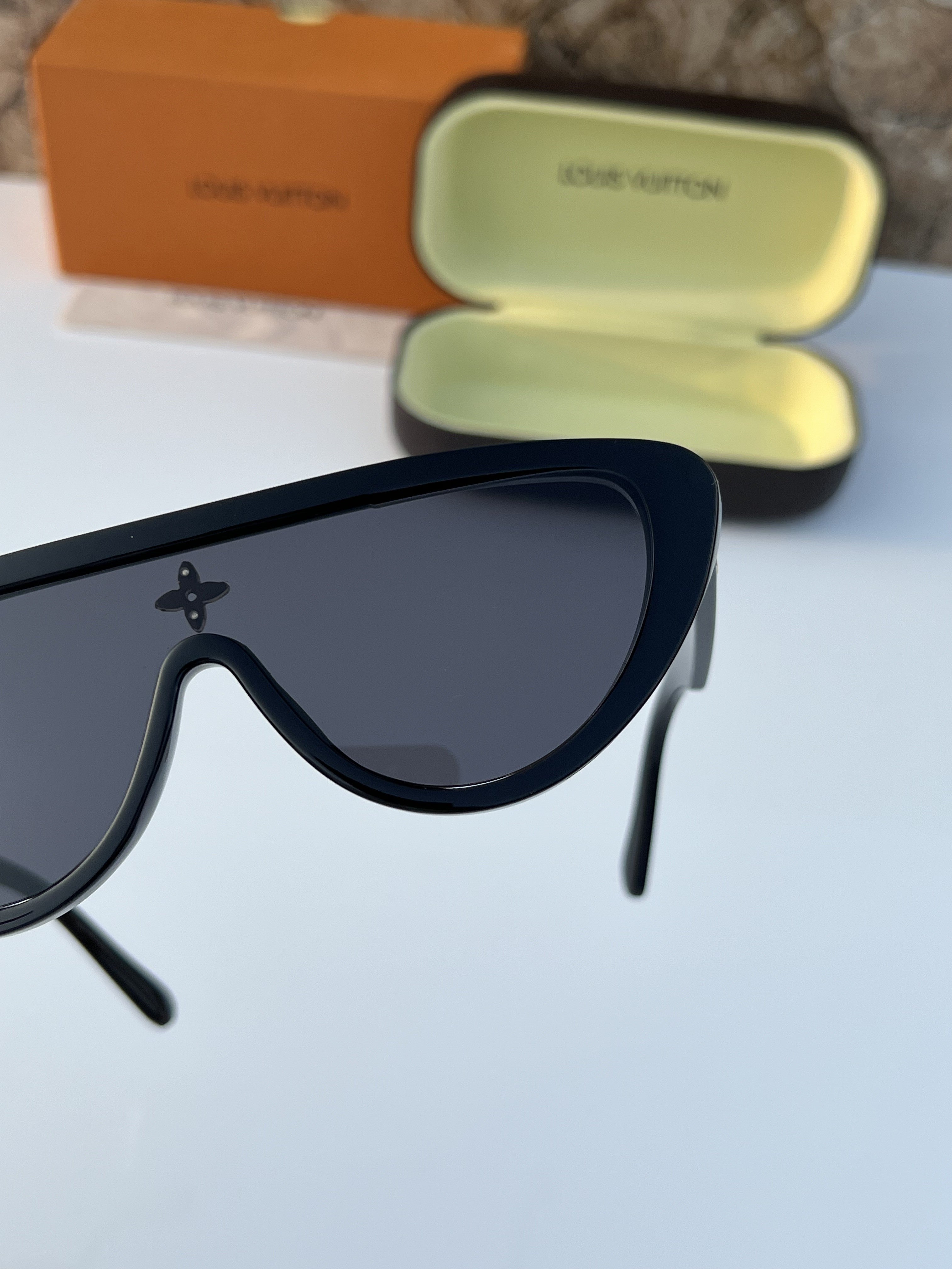 WG Lou_is_vuitt_on_2218_full_black