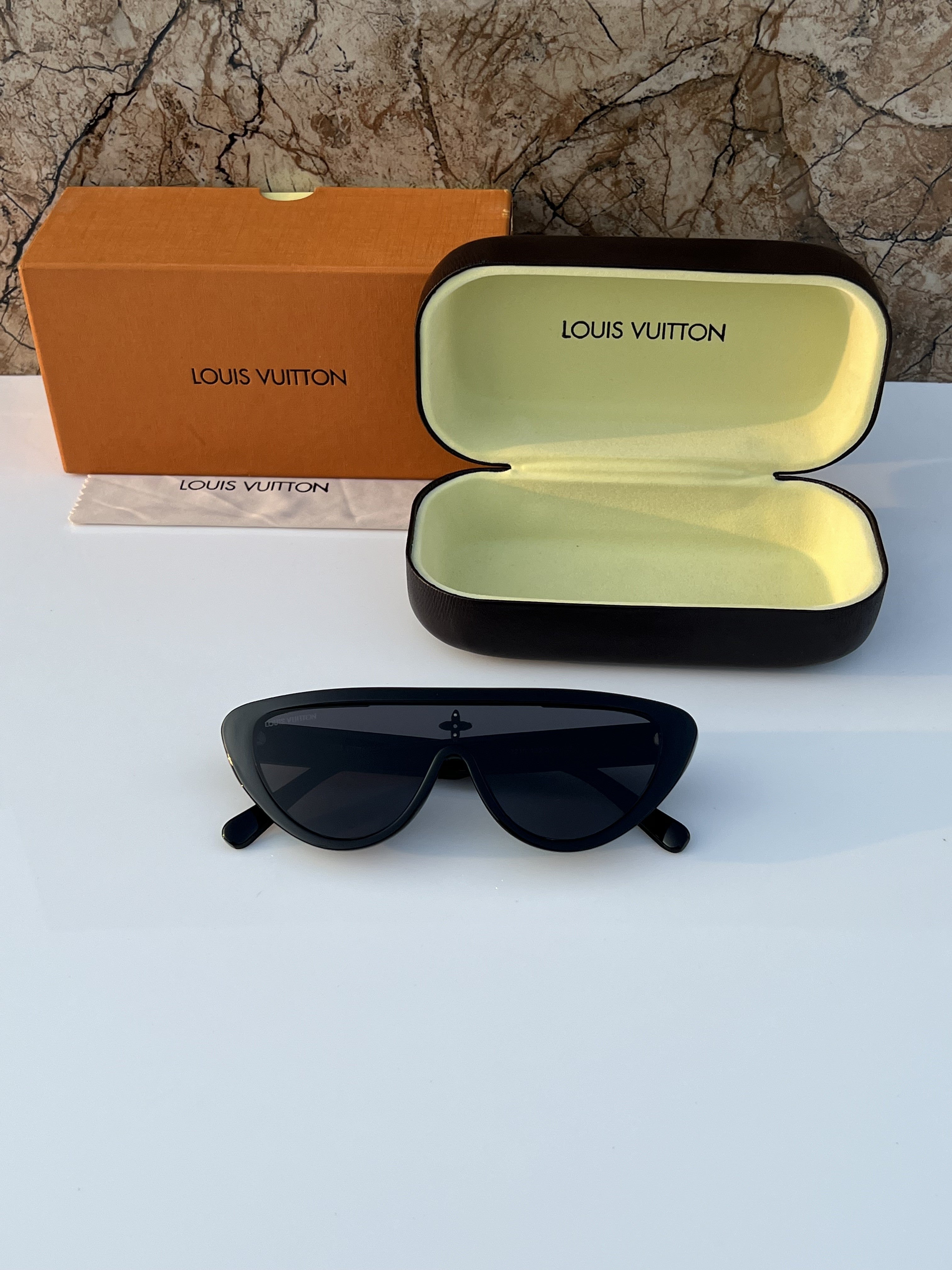 WG Lou_is_vuitt_on_2218_full_black