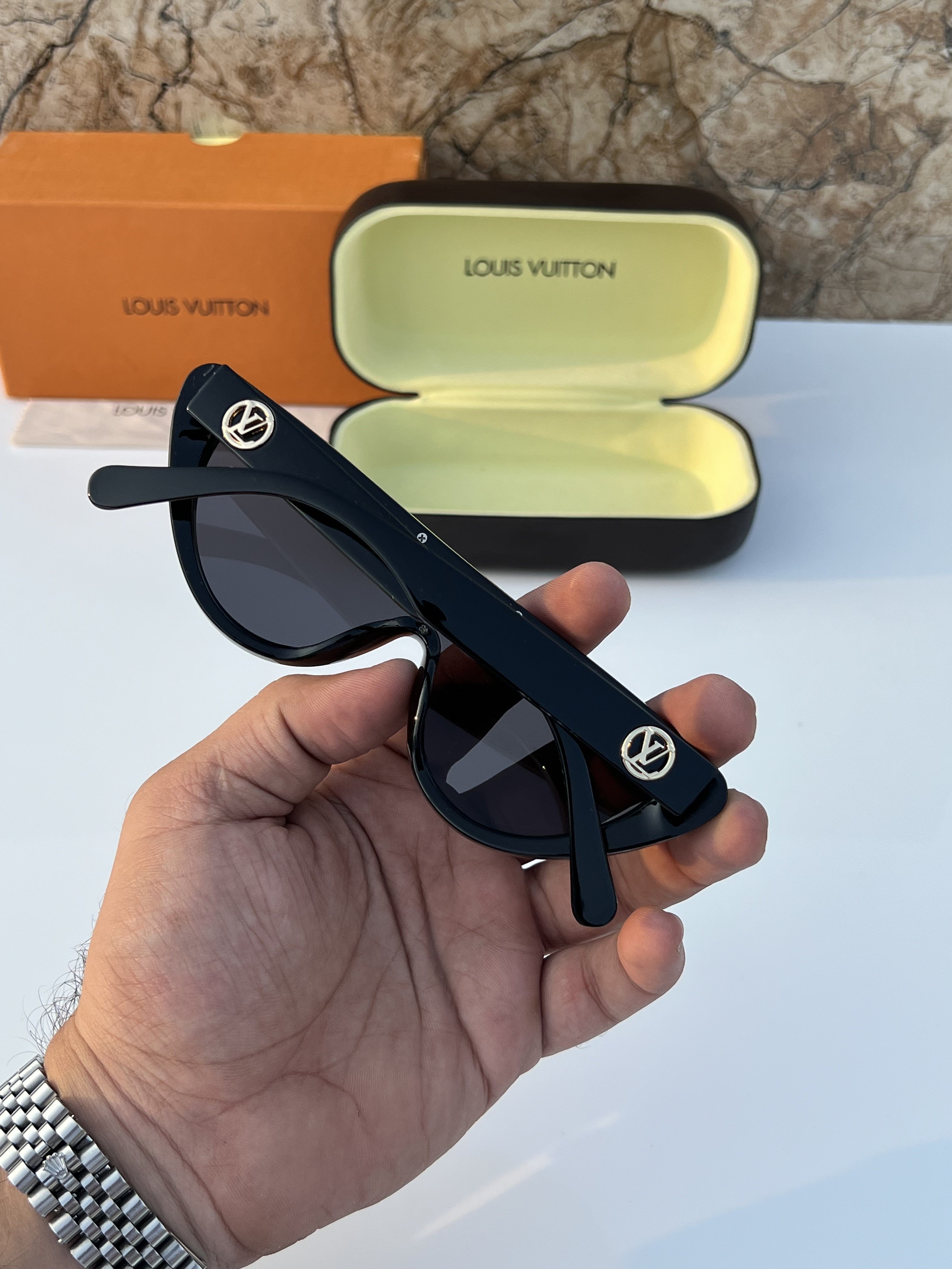 WG Lou_is_vuitt_on_2218_full_black