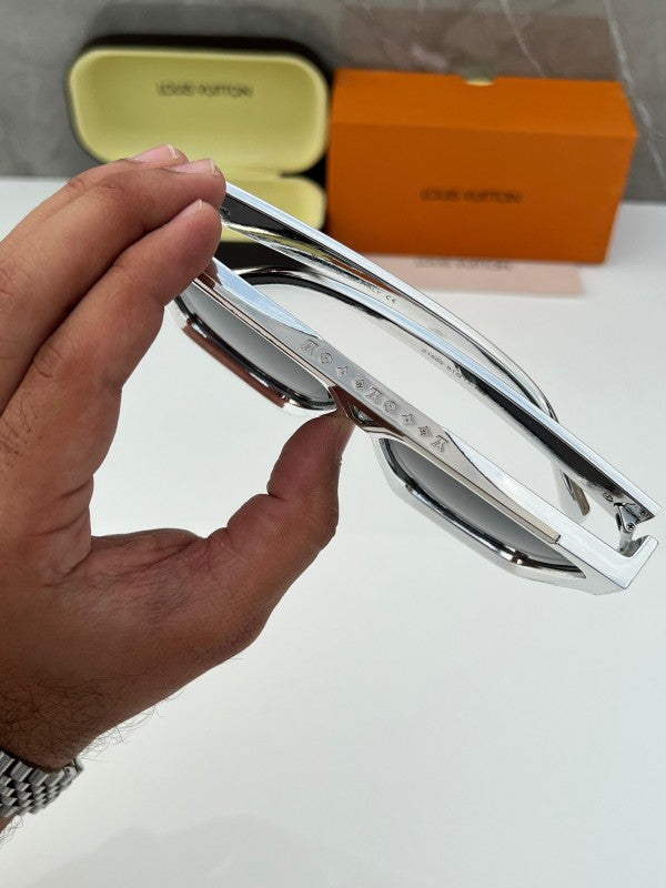 WG Lo_uis_vui_tton_1502_chrome_black