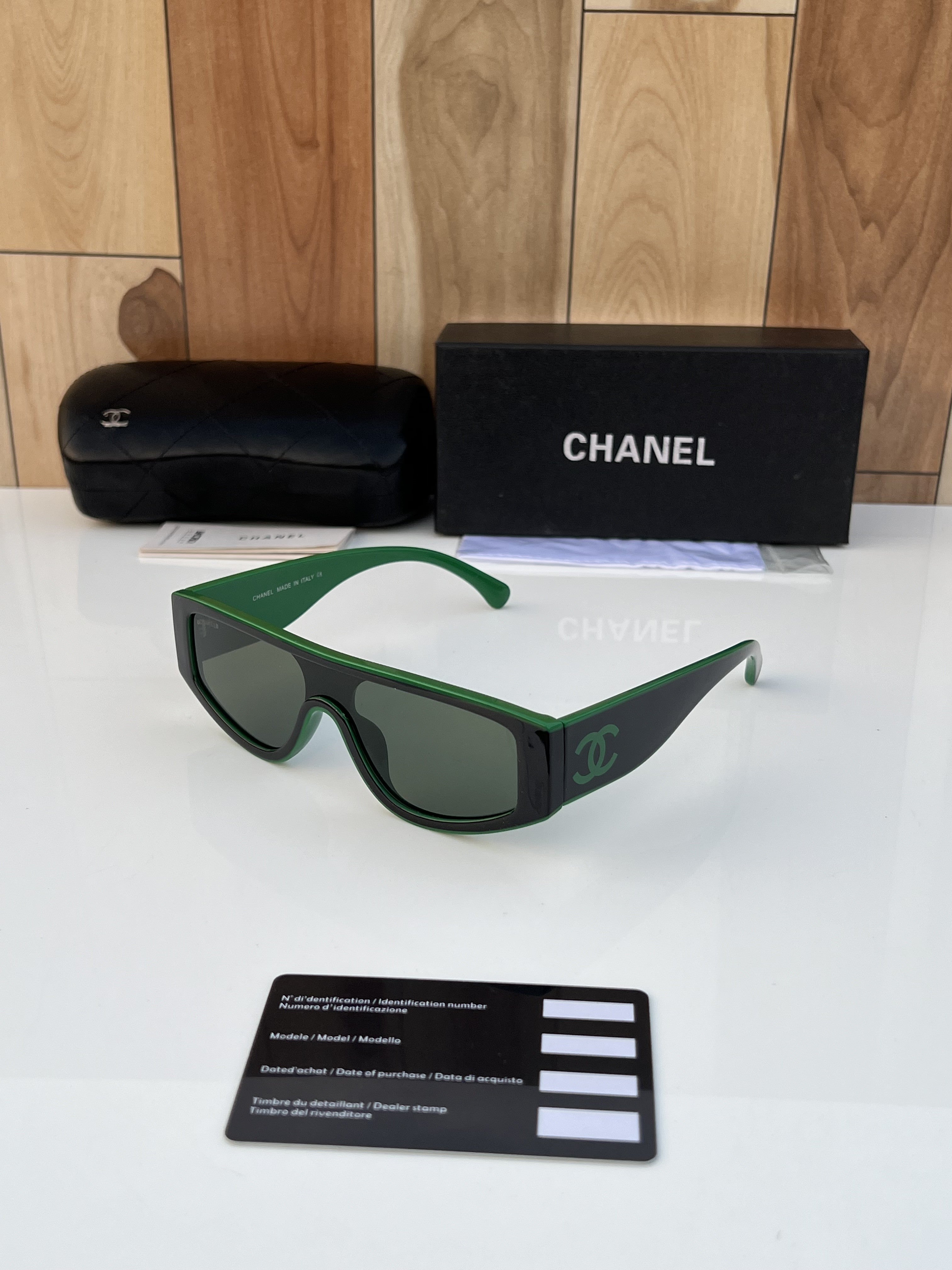 WG Cha_nel_1001_green_black