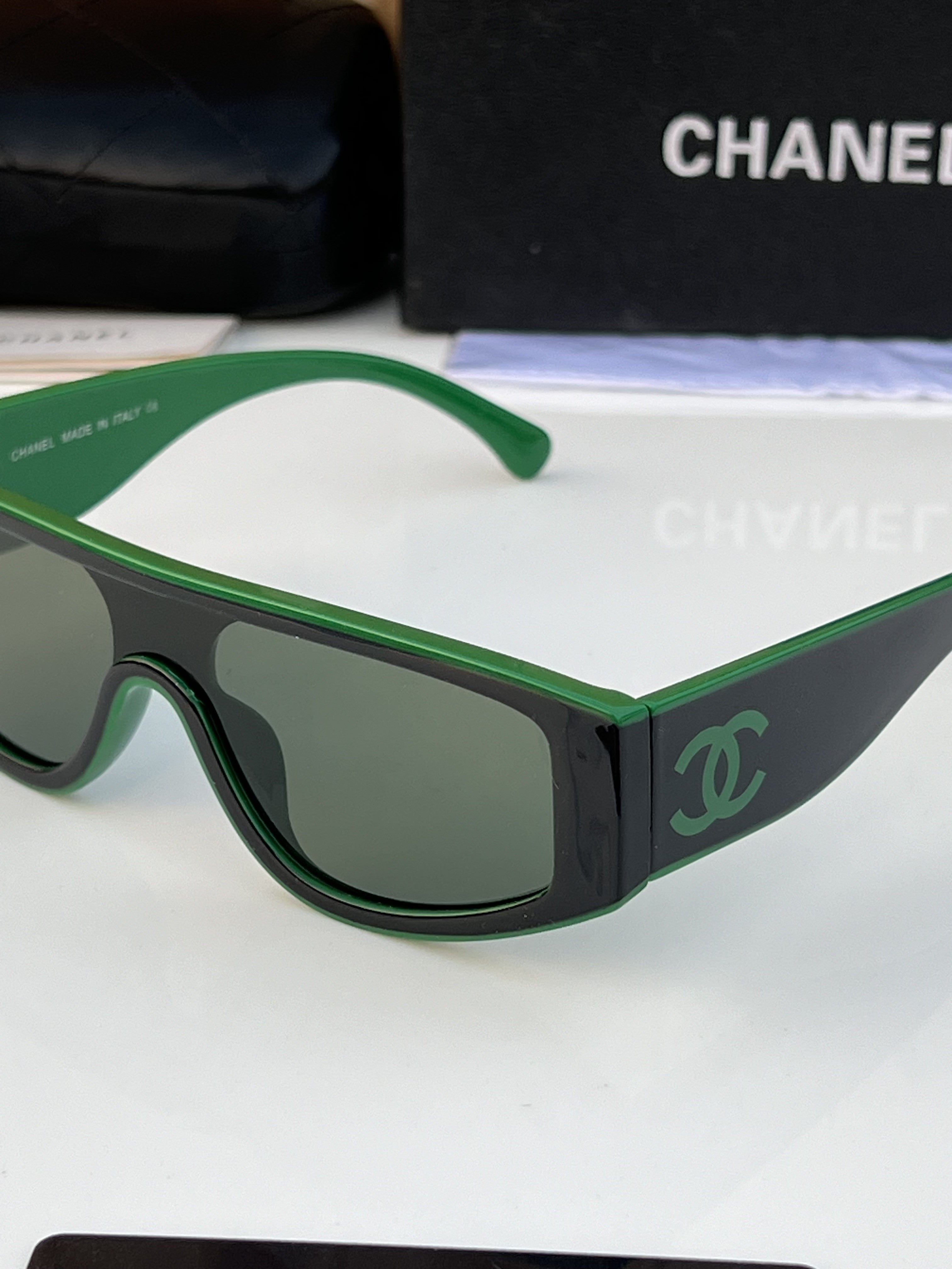 WG Cha_nel_1001_green_black