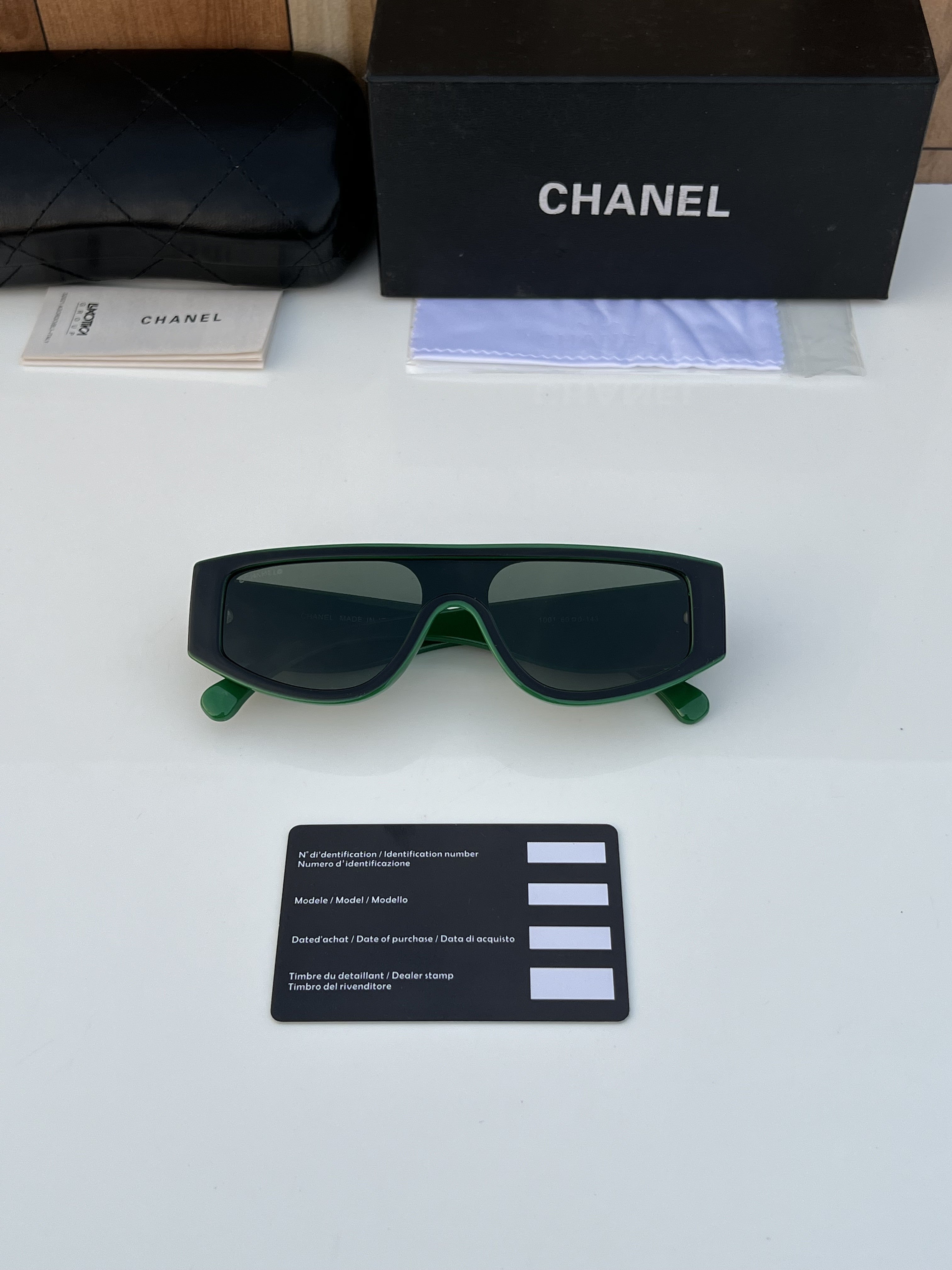 WG Cha_nel_1001_green_black