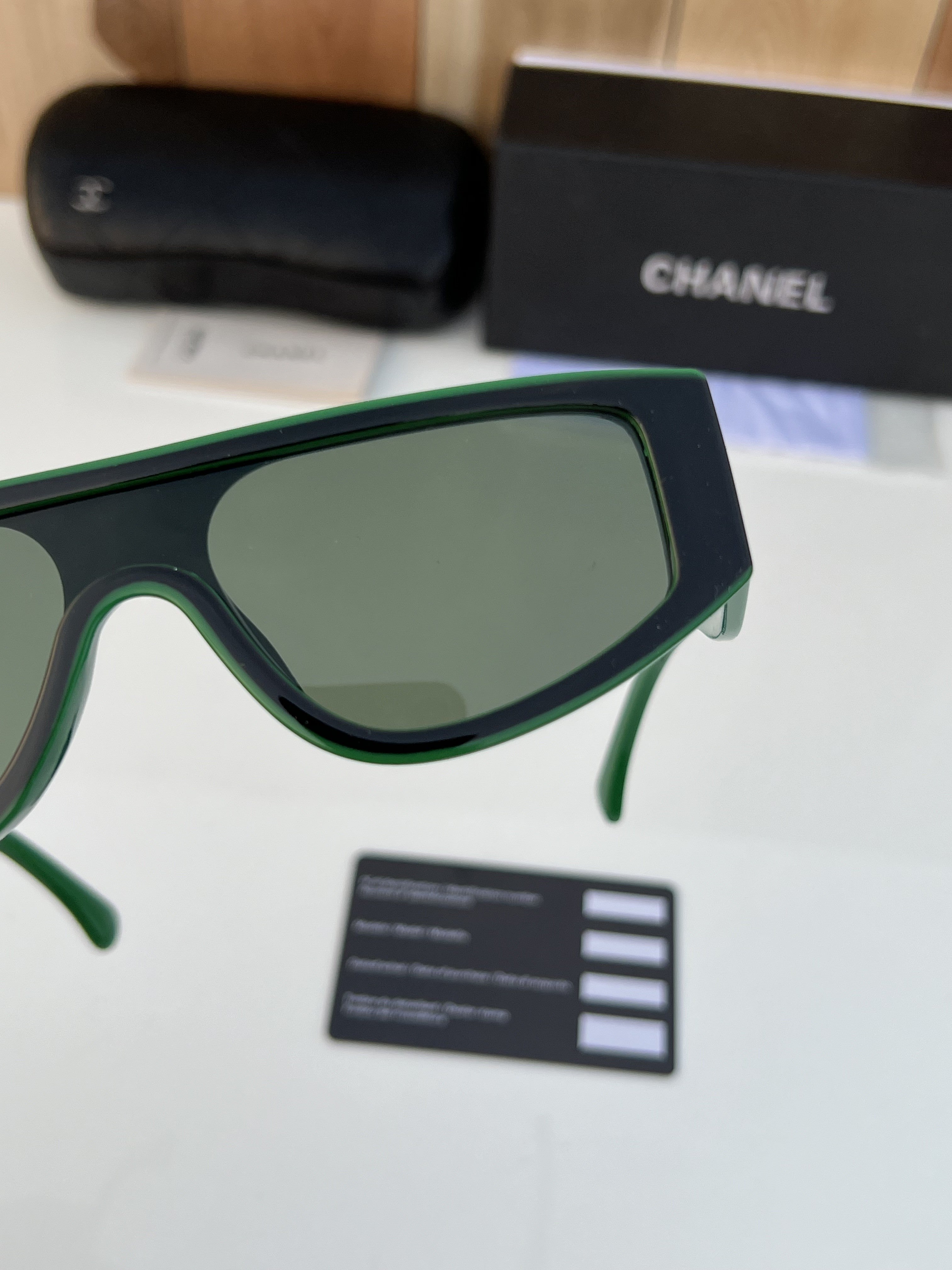 WG Cha_nel_1001_green_black