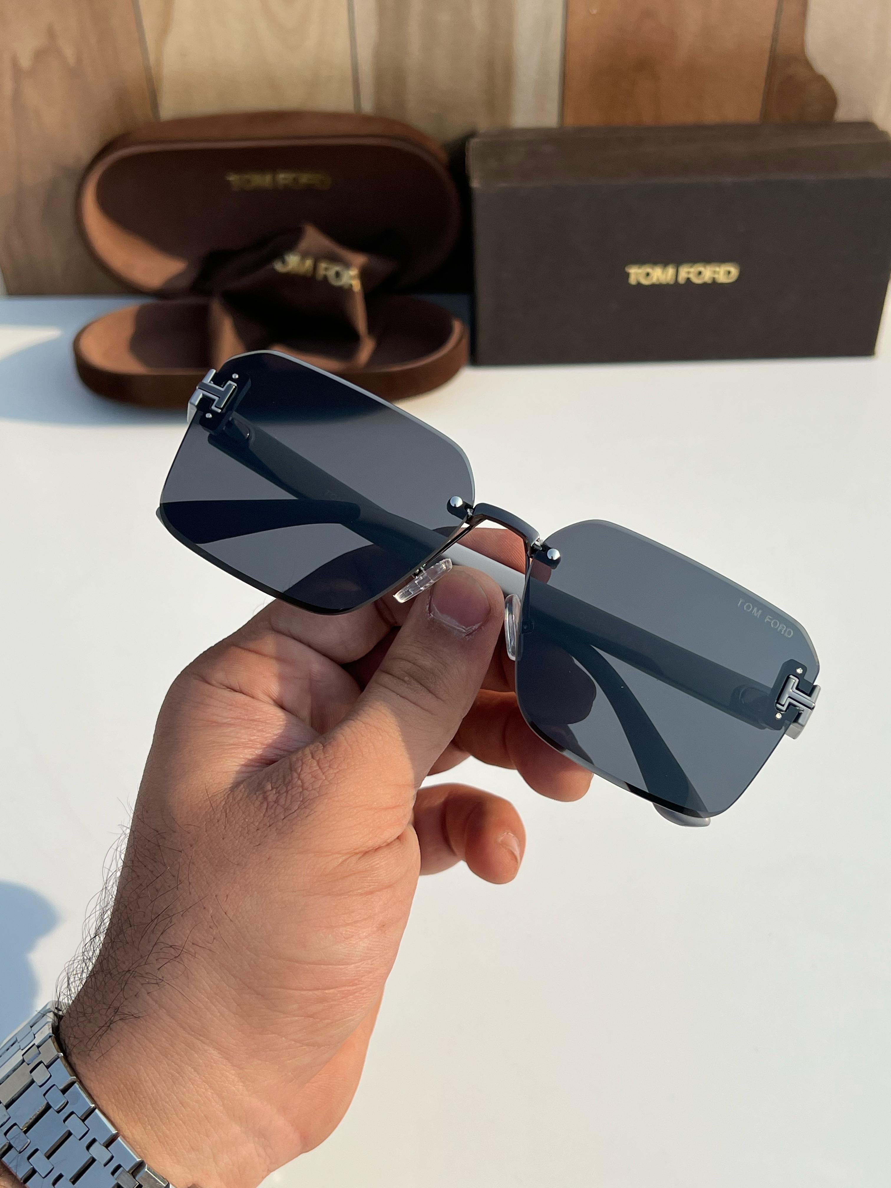 WG To_m_ford 18300 grey black A