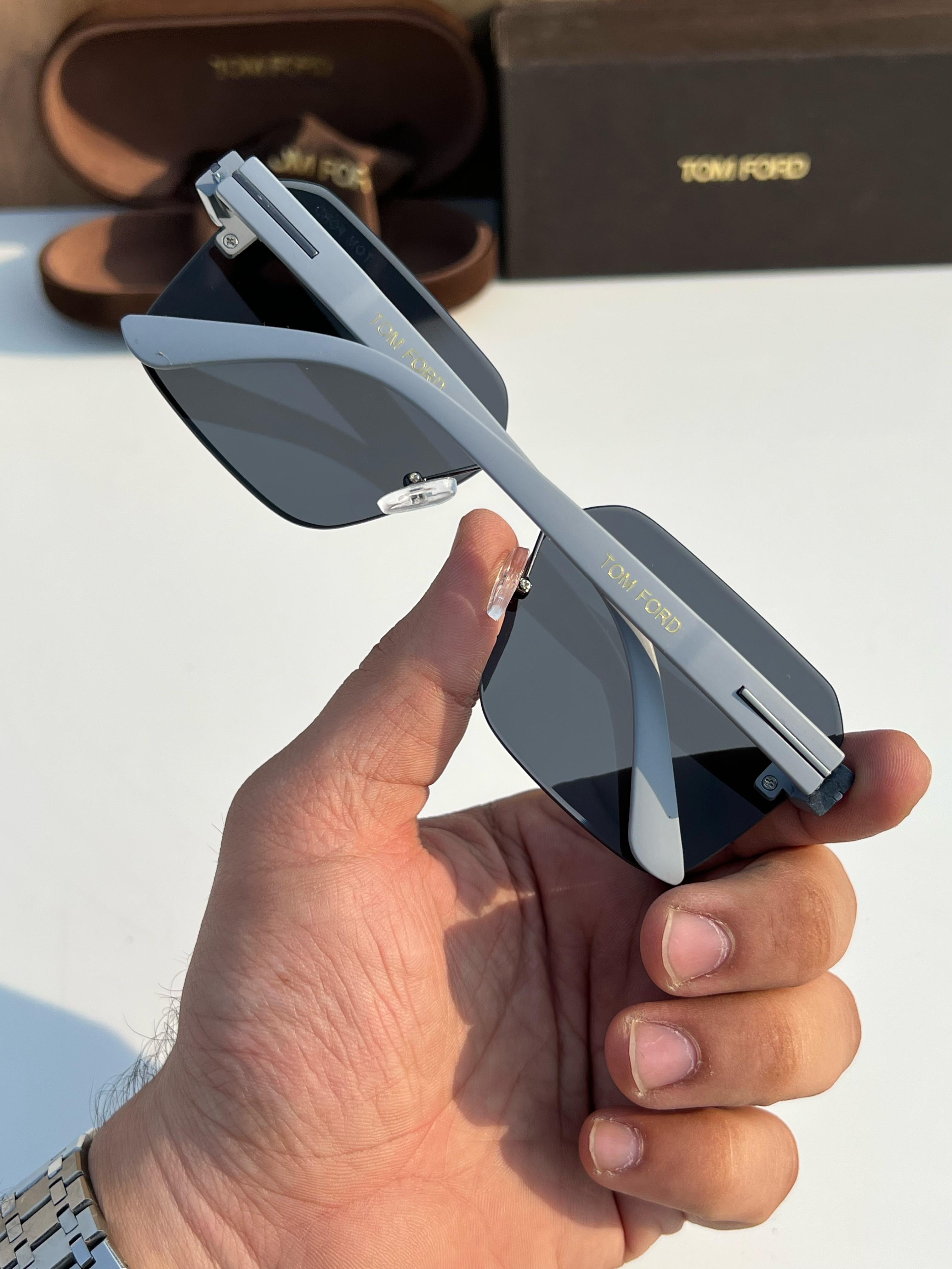 WG To_m_ford 18300 grey black A