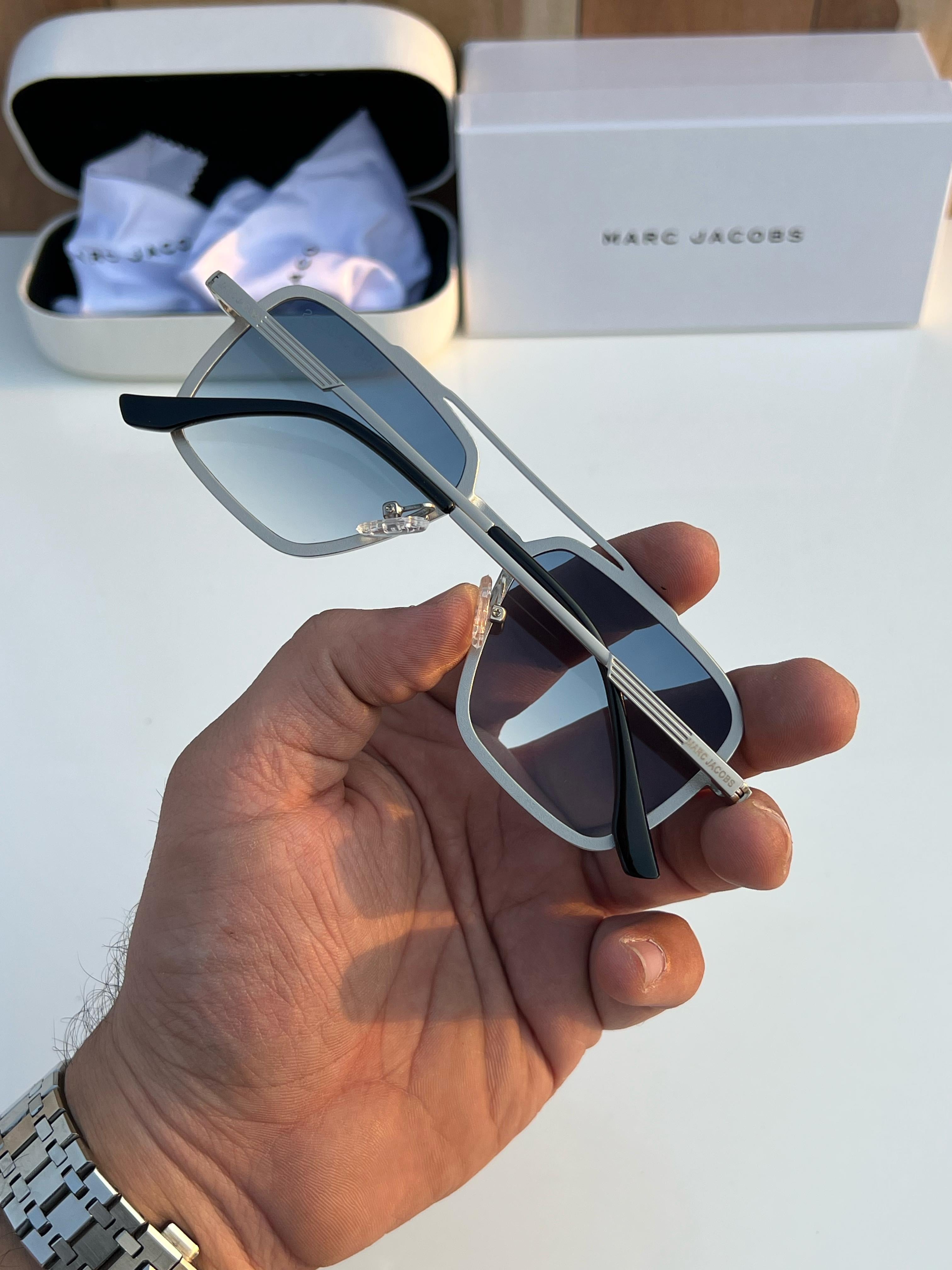 WG Ma_rc Jaco_bs  505 silver blue A