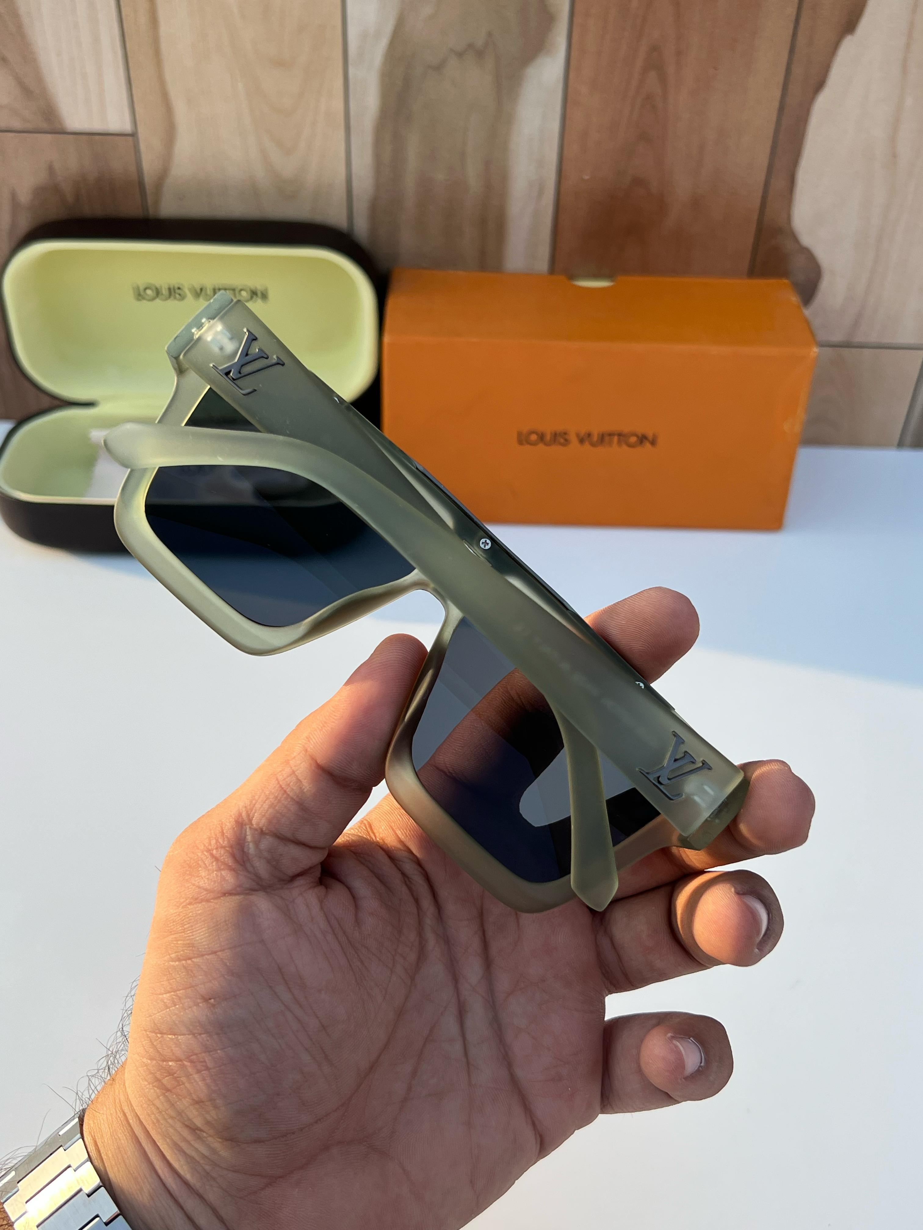 WG Lo_ui_s vui_tton 1502 green A