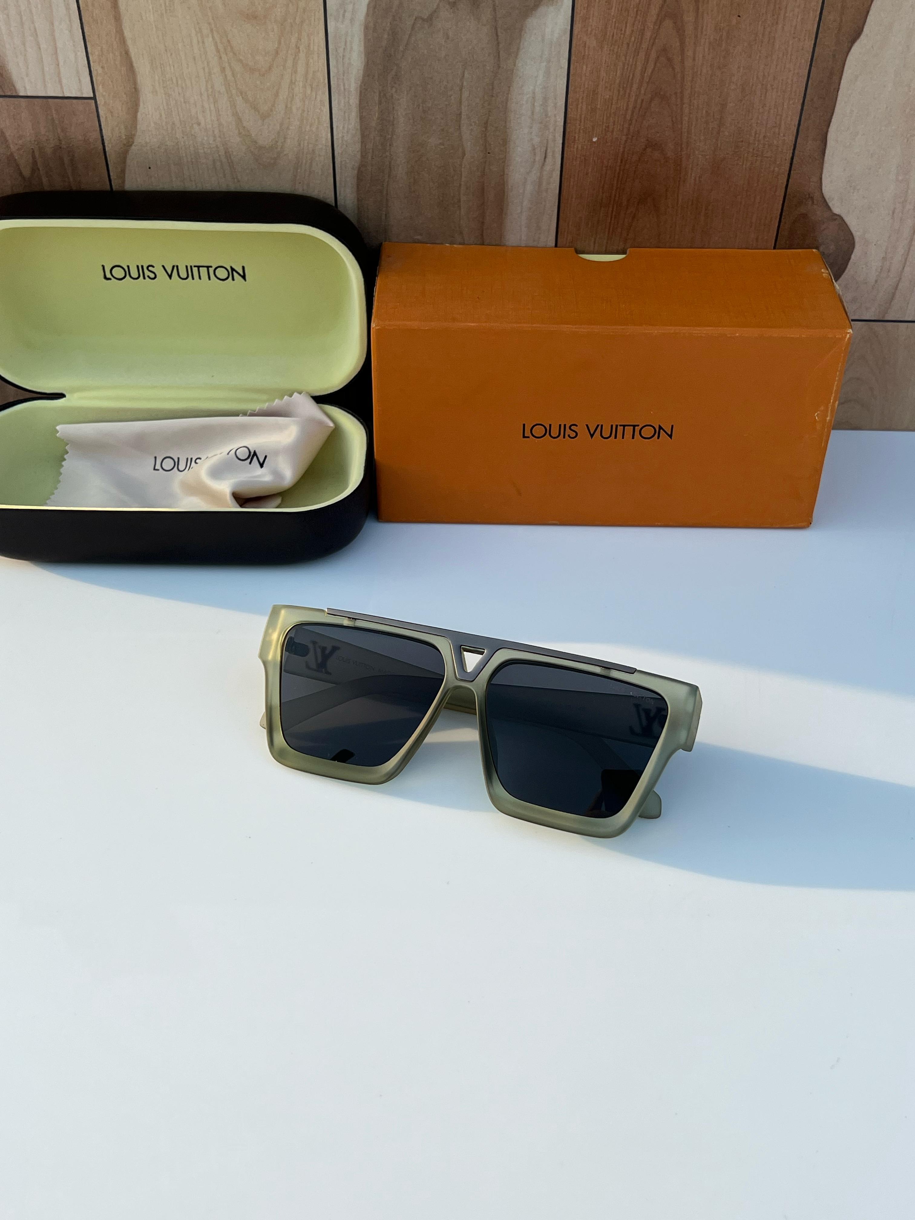 WG Lo_ui_s vui_tton 1502 green A