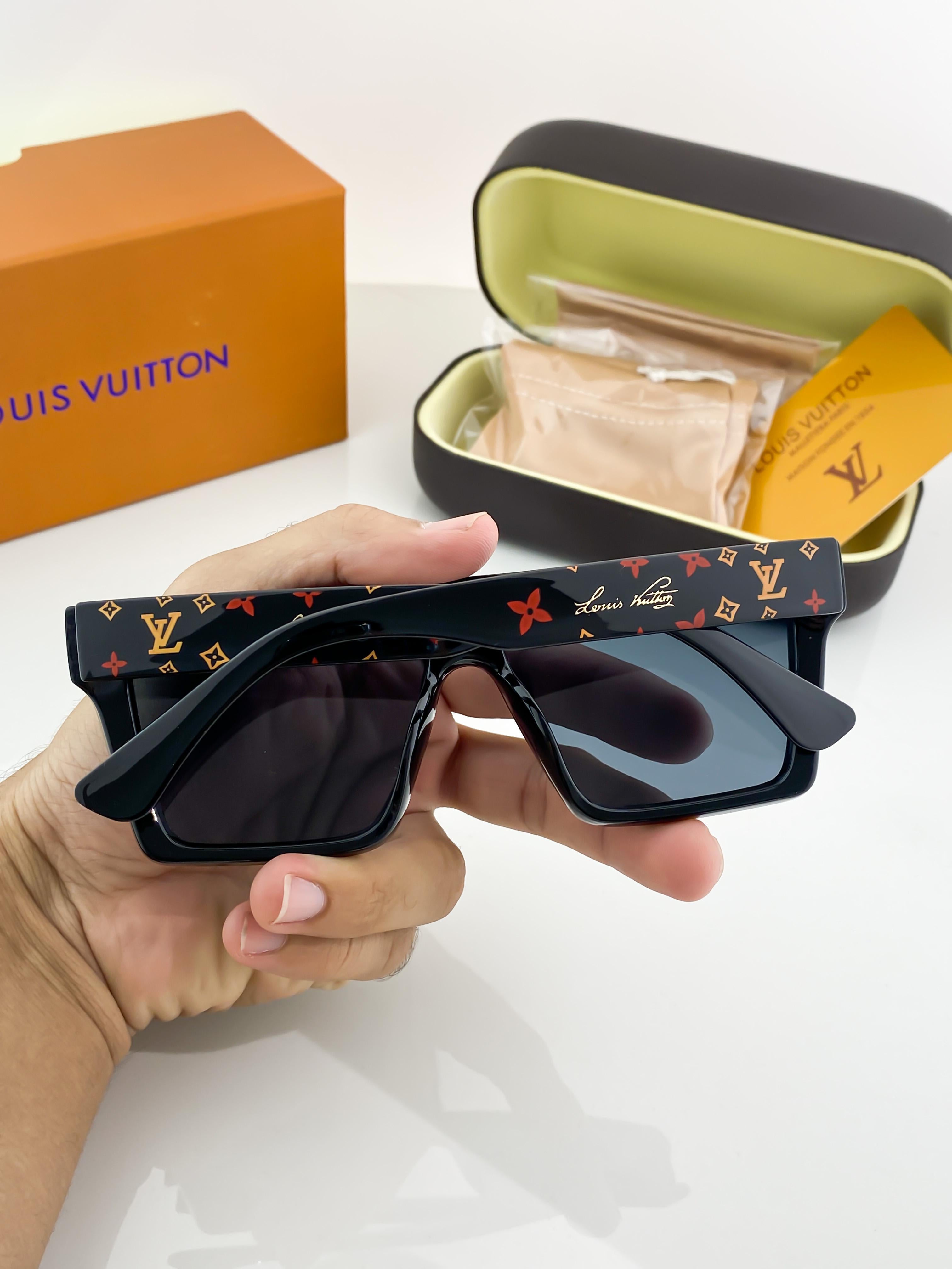 WG LO_UI_S VUI_TTON BLACK 1166 B