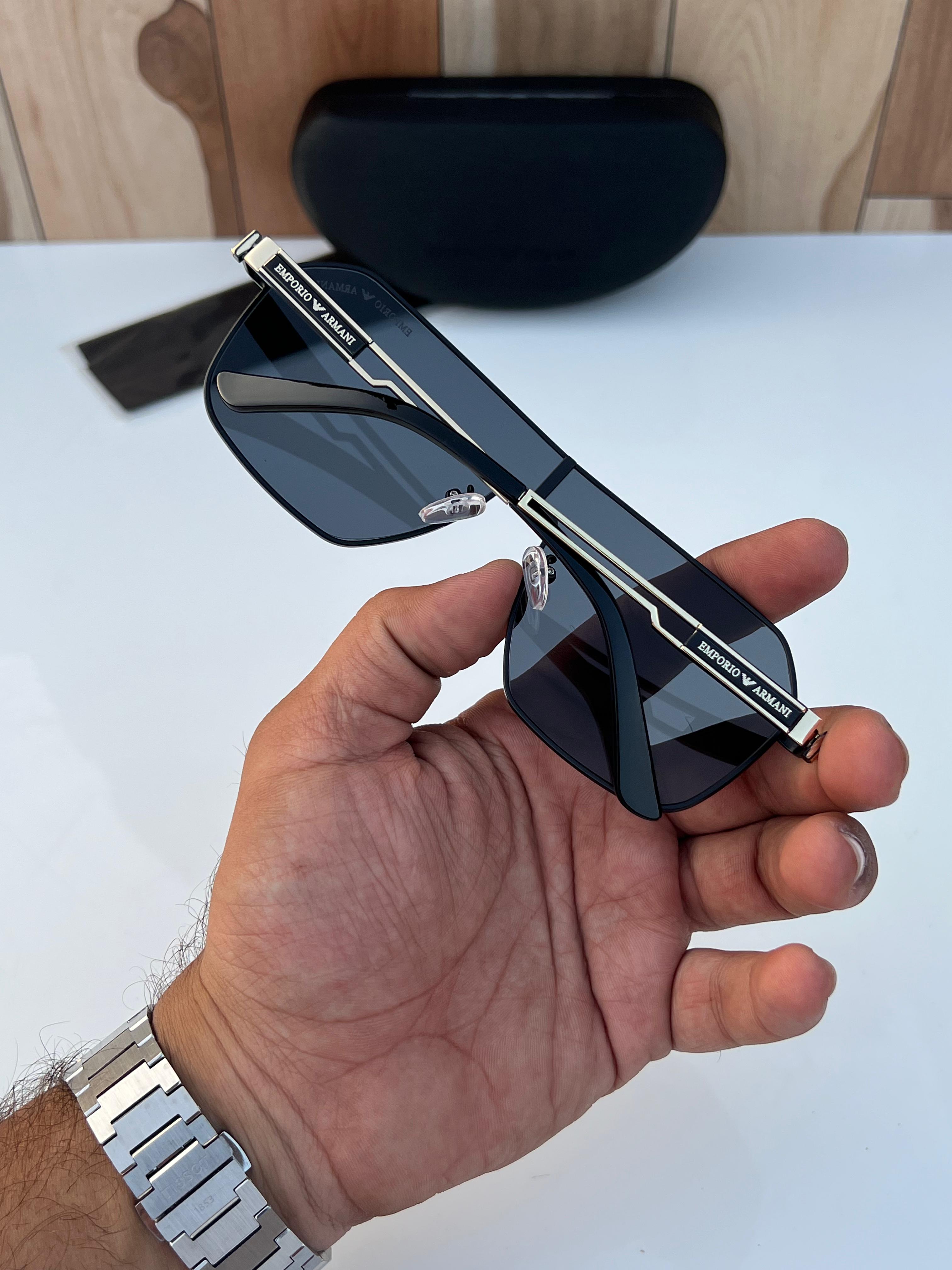 WG Em_pori_o ar_ma_ni 0199 black gold A