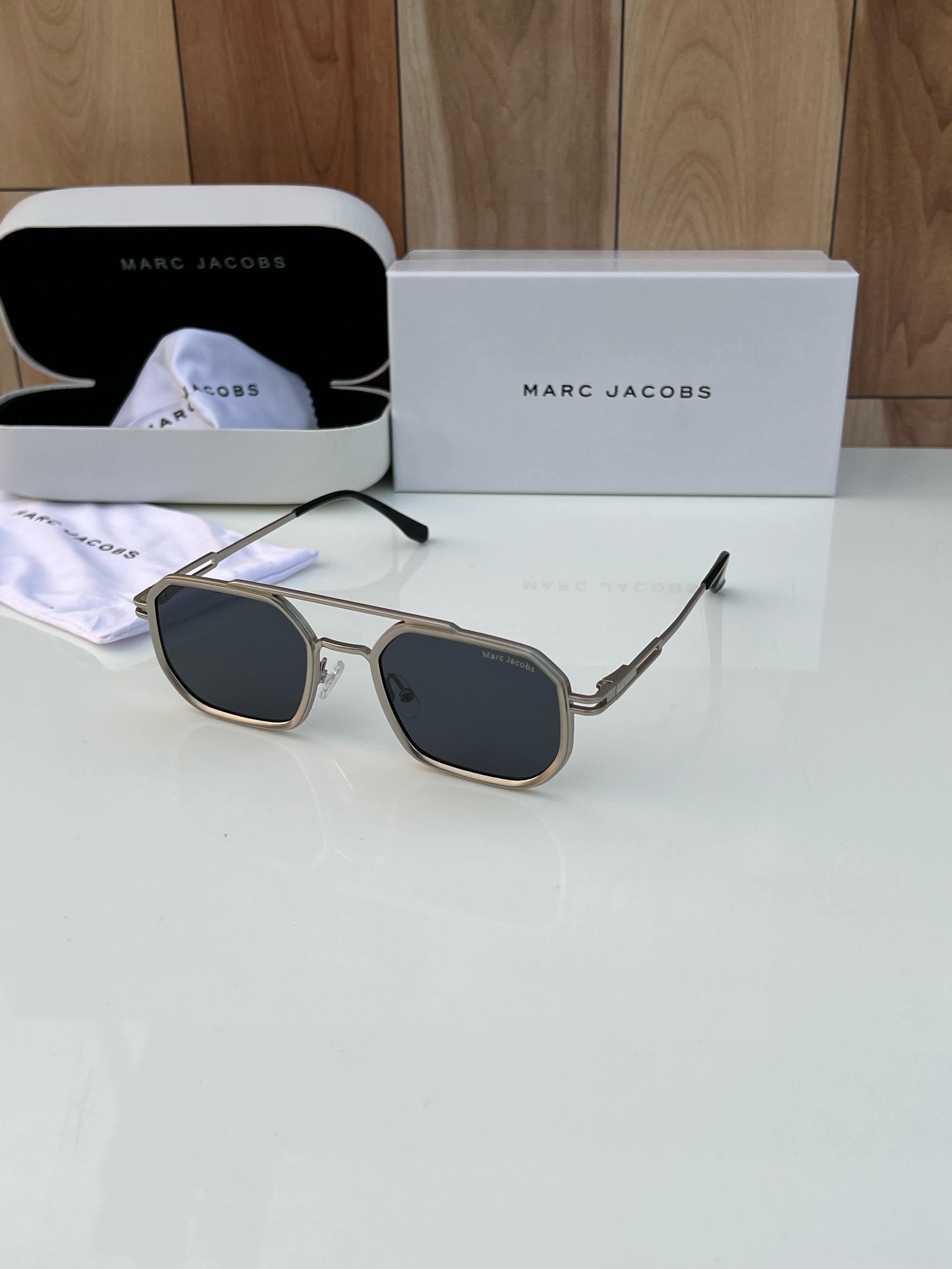 WG Mar  518 silver black A