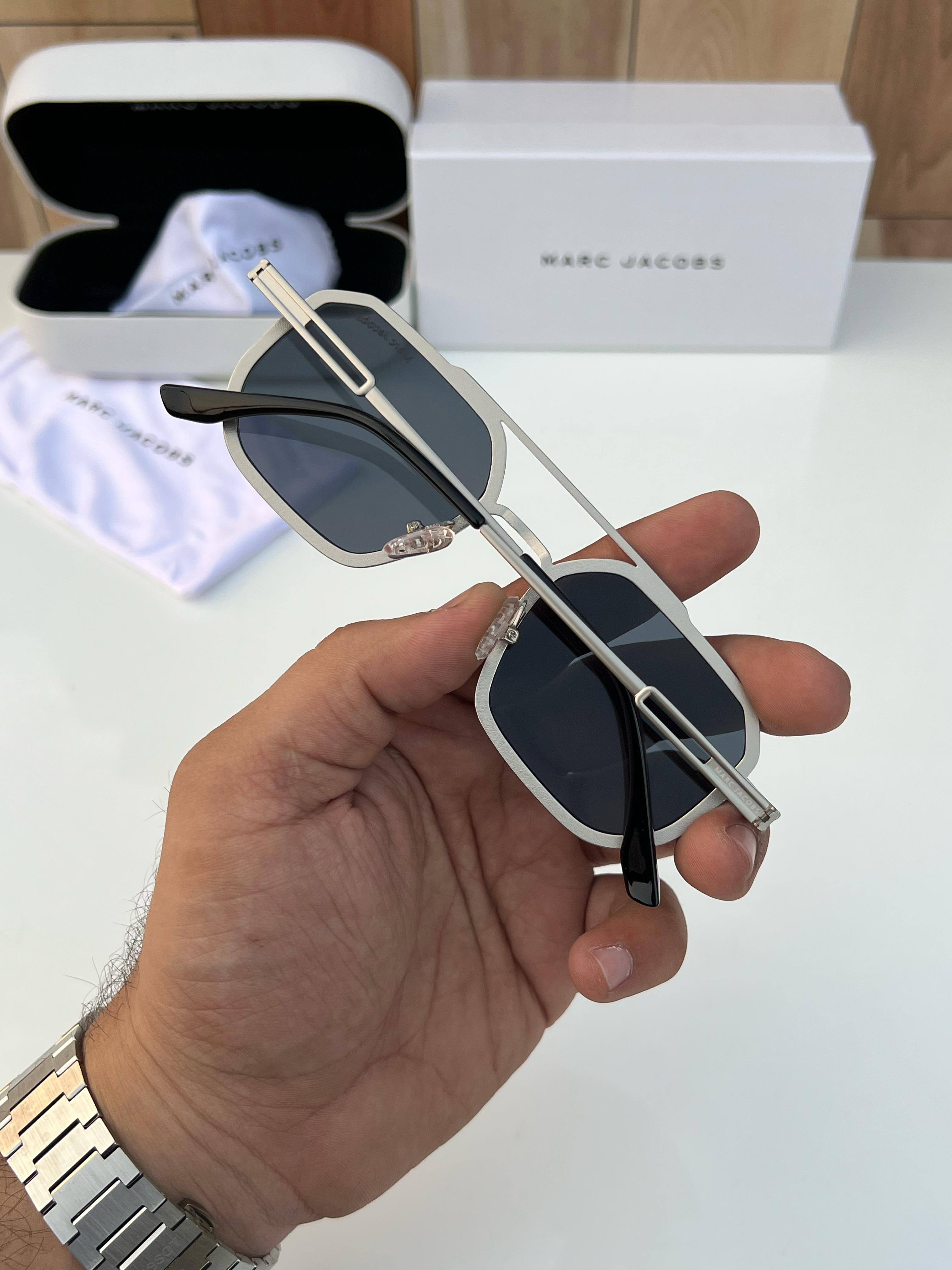 WG Mar  518 silver black A