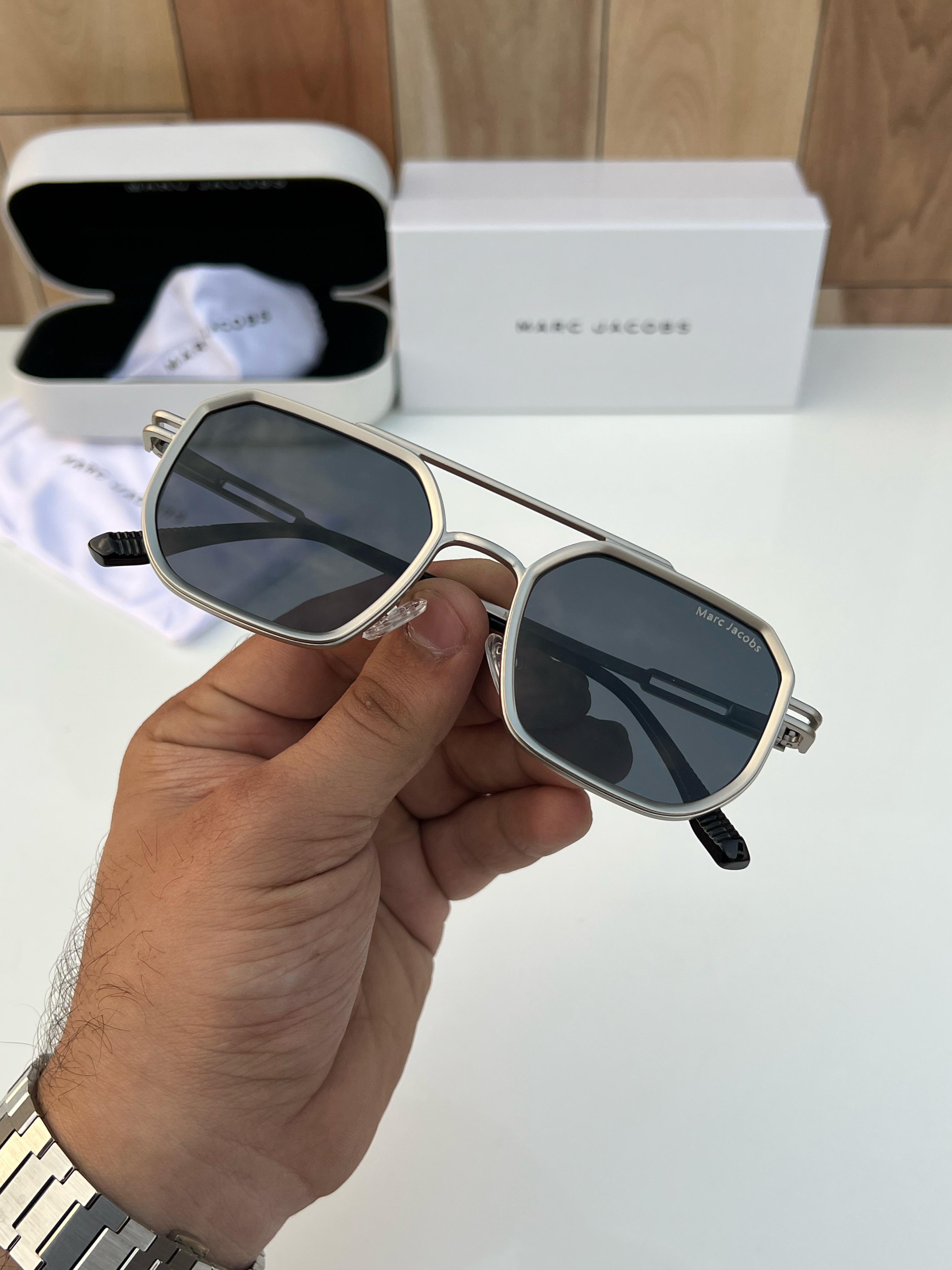 WG Mar  518 silver black A