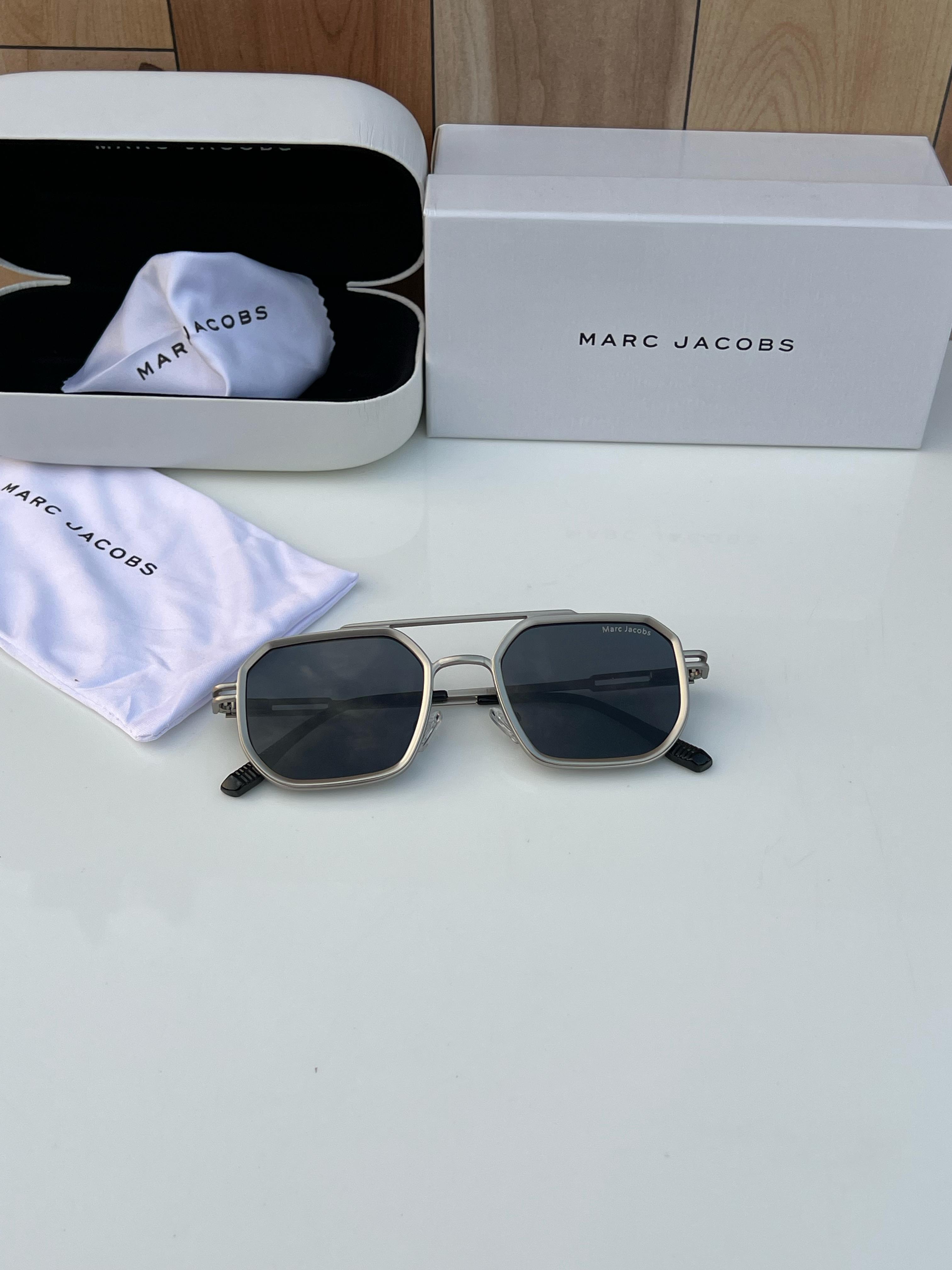 WG Mar  518 silver black A